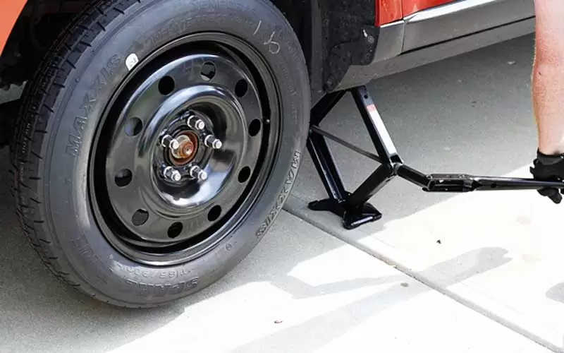 Spare tire installation roadside service in El Paso for flat tires.